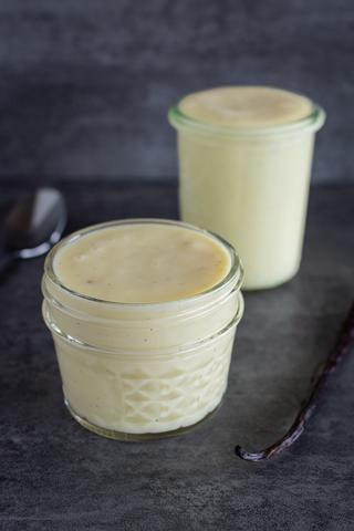Gesund und lecker: Selbstgemachte Vanillesoße mit laktosefreiem Puddingpulver Gesund und lecker: Selbstgemachte Vanillesoße mit laktosefreiem Puddingpulver