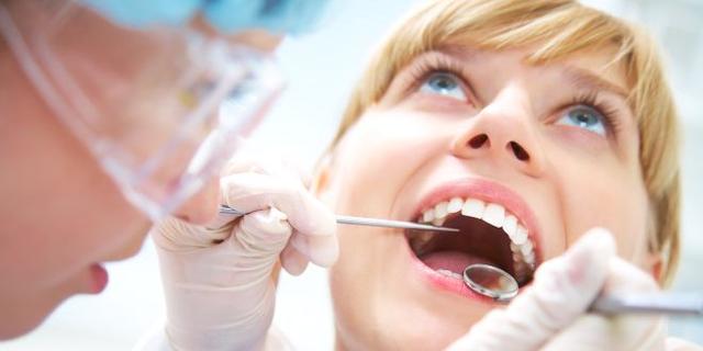 Wann sollte man bei einer Gaumenverbrennung einen Arzt aufsuchen?