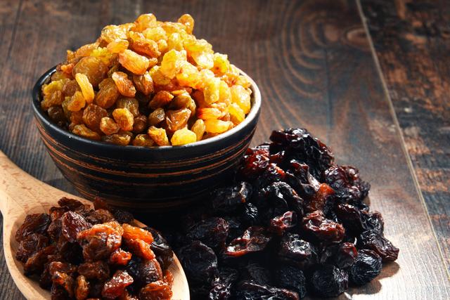 Die verschiedenen Sorten getrockneter Trauben: Eine Unterscheidung von Rosinen und Sultaninen Die verschiedenen Sorten getrockneter Trauben: Eine Unterscheidung von Rosinen und Sultaninen