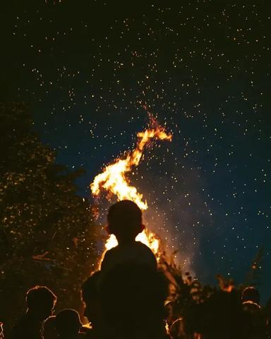 Von Johannikränzen bis zu Johannisfeuern: Rituale am 24. Juni Von Johannikränzen bis zu Johannisfeuern: Rituale am 24. Juni