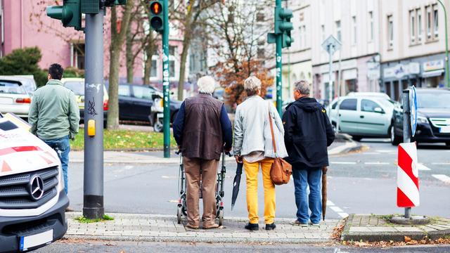 Erfahrung allein reicht nicht aus, um ältere Fußgänger vor Gefahren im Verkehr zu schützen.