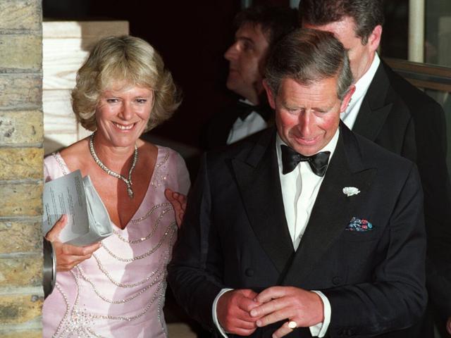 Camilla und Charles: Die Geschichte ihrer Beziehung und wie sie zur Königin wurde Camilla und Charles: Die Geschichte ihrer Beziehung und wie sie zur Königin wurde