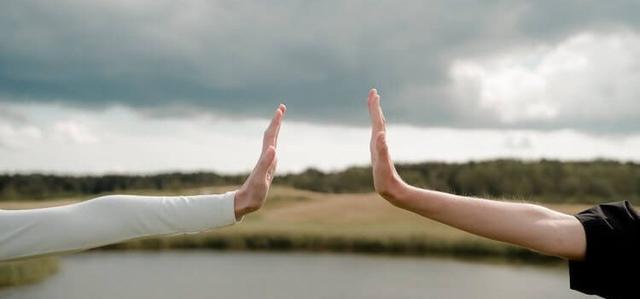 Plötzliche Distanz in der Kennenlernphase: Warum sich verliebte Frauen zurückziehen Plötzliche Distanz in der Kennenlernphase: Warum sich verliebte Frauen zurückziehen