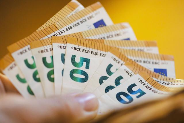 Art. 3 GG (1): Gleichheit vor dem Gesetz – Warum werden Pensionäre privilegiert behandelt? Art. 3 GG (1): Gleichheit vor dem Gesetz – Warum werden Pensionäre privilegiert behandelt?