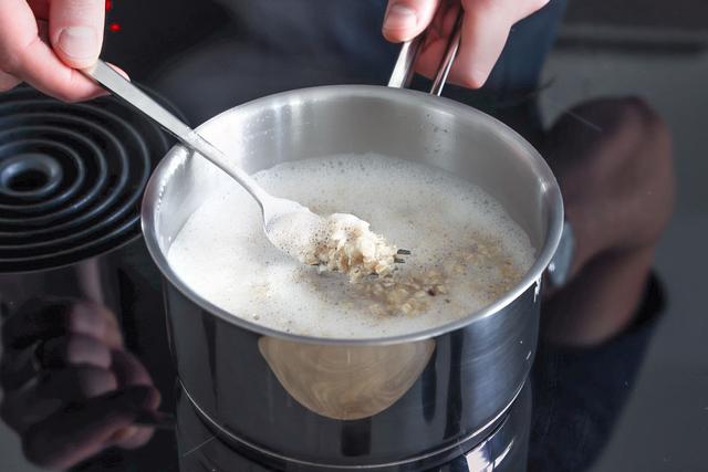 Die Bedeutung des Einweichens von Haferflocken für die Nährstoffversorgung. Die Bedeutung des Einweichens von Haferflocken für die Nährstoffversorgung.