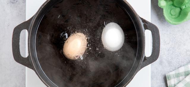Warum platzen weiße Eier leichter als braune beim Kochen? Warum platzen weiße Eier leichter als braune beim Kochen?