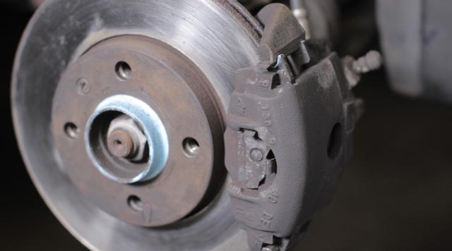 Wie man das Quietschen der Bremsen verhindert Wie man das Quietschen der Bremsen verhindert