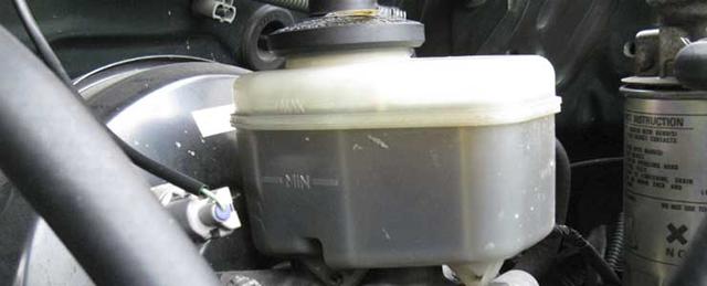 Warum ist es wichtig, die Bremsflüssigkeit regelmäßig zu überprüfen?