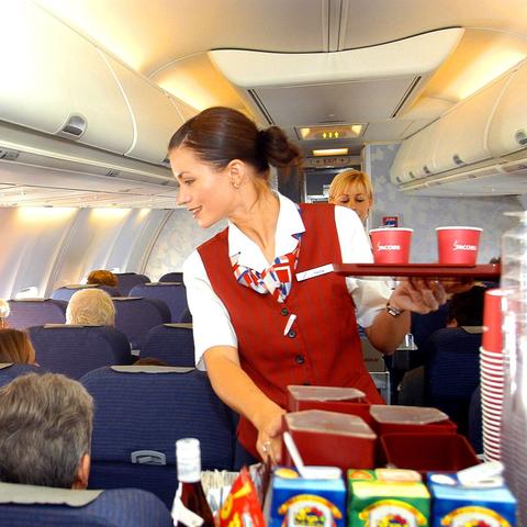 Der Nachahmer-Effekt: Warum bestellen Passagiere Tomatensaft im Flugzeug? Der Nachahmer-Effekt: Warum bestellen Passagiere Tomatensaft im Flugzeug?