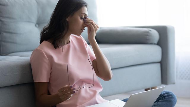Nervöses Augenzucken: Stress, Überanstrengung und Vitaminmangel als mögliche Ursachen Nervöses Augenzucken: Stress, Überanstrengung und Vitaminmangel als mögliche Ursachen