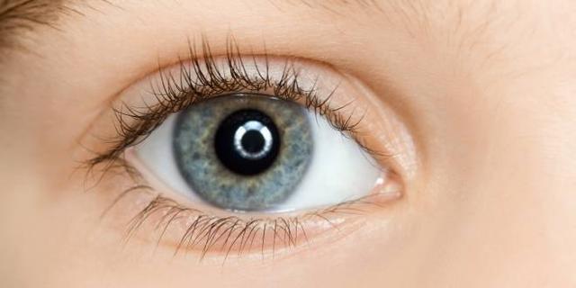 Augenlidzucken: Warnsignal des Körpers und mögliche Ursachen Augenlidzucken: Warnsignal des Körpers und mögliche Ursachen