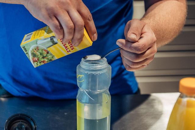 Isotonische Sportgetränke selber machen: So einfach geht