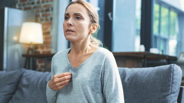 Hitzewallungen reduzieren: Tipps und Hausmittel für Frauen in den Wechseljahren Hitzewallungen reduzieren: Tipps und Hausmittel für Frauen in den Wechseljahren