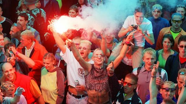 Von Loveparade bis SonneMondSterne: Bekannte Rave-Events und ihre Besucher. Von Loveparade bis SonneMondSterne: Bekannte Rave-Events und ihre Besucher.