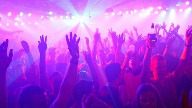 Raver-Szene im Wandel der Zeit: Höhepunkte und Zentren der Techno-Kultur. Raver-Szene im Wandel der Zeit: Höhepunkte und Zentren der Techno-Kultur.