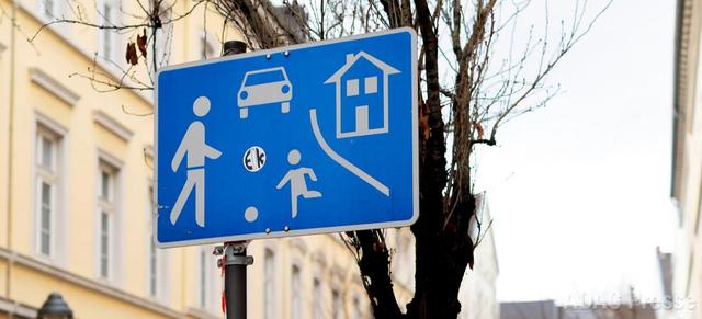 Fußgänger und Fahrzeuge in einem verkehrsberuhigten Bereich Fußgänger und Fahrzeuge in einem verkehrsberuhigten Bereich