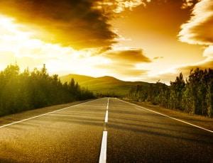 Was Sie über Straßenkuppen wissen sollten: Definition, Verkehrsregeln und Sanktionen Was Sie über Straßenkuppen wissen sollten: Definition, Verkehrsregeln und Sanktionen