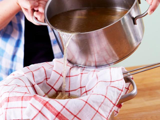 Verschiedene Variationen von Fleischbrühe: Rind, Huhn und Wild Verschiedene Variationen von Fleischbrühe: Rind, Huhn und Wild