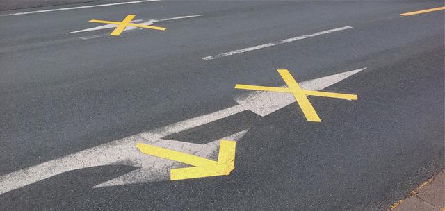 Gelbe Fahrbahnmarkierungen: Richtlinien und Einschränkungen Gelbe Fahrbahnmarkierungen: Richtlinien und Einschränkungen