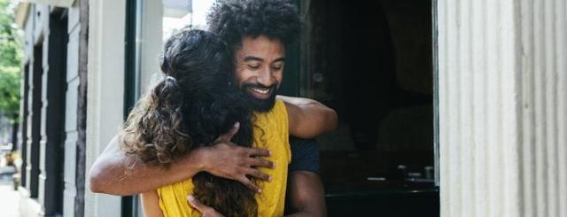 Die nonverbale Sprache der Umarmung: Wie Männer ihre Gefühle ausdrücken Die nonverbale Sprache der Umarmung: Wie Männer ihre Gefühle ausdrücken