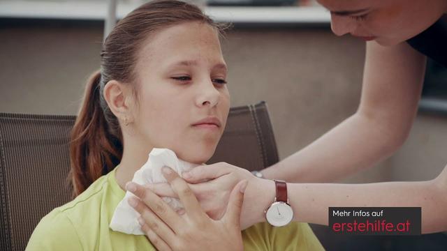 Erste Hilfe bei allergischen Reaktionen: Sofort handeln bei Atemnot und Kreislaufproblemen.