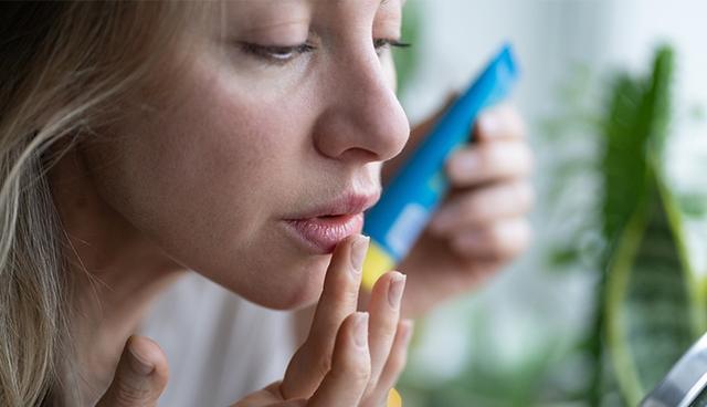 Trockener Hals trotz viel Flüssigkeit? Ursachen und Lösungsansätze