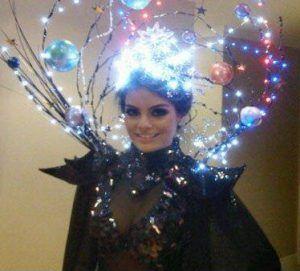 Kreatives Make-up und Accessoires für ein außergewöhnliches Weltall Kostüm