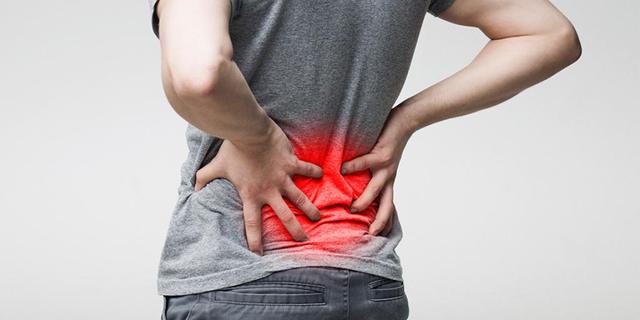 Wie sich Nierenschmerzen anfühlen: Symptome und Empfindungen