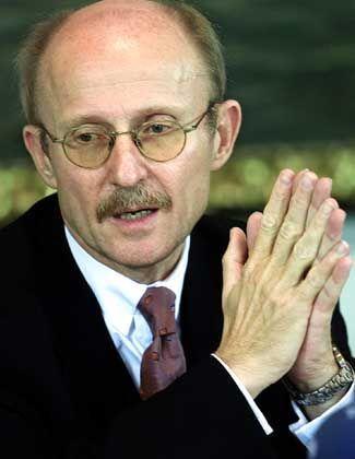 Willi Lemke und sein Handschuh: Die Hintergründe erklärt. Willi Lemke und sein Handschuh: Die Hintergründe erklärt.