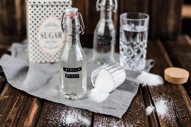Praktisches Rezept für selbstgemachten Zuckersirup - schnell und einfach Praktisches Rezept für selbstgemachten Zuckersirup - schnell und einfach